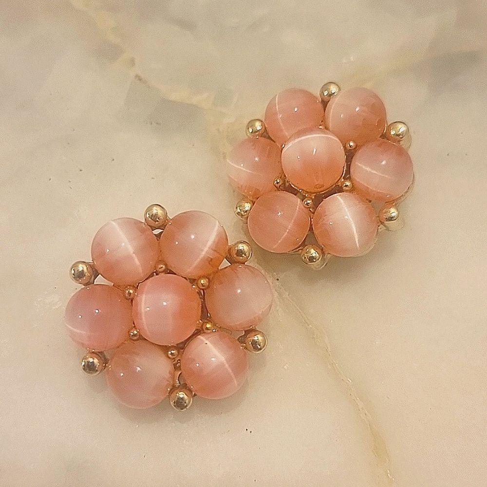 VTG 50s 60s Lisner Moon Glow Flower Rosette Clip On Pink Gold Earrings Cluster